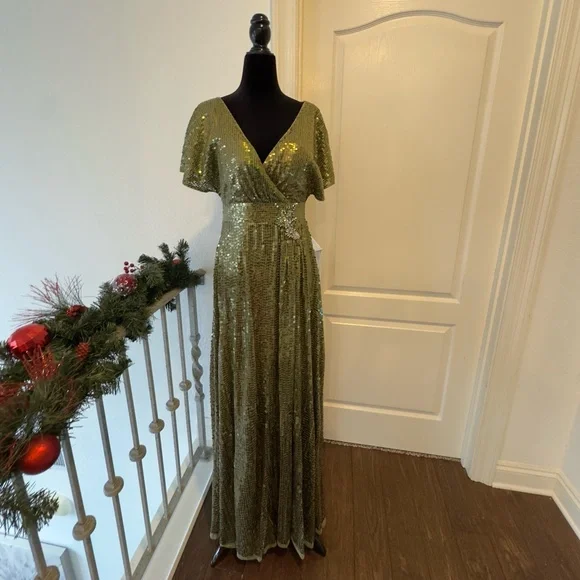 NWT Mac Duggal Sz 4 Green Sequined Butterfly Sleeve Wrap Over A Line Gown
